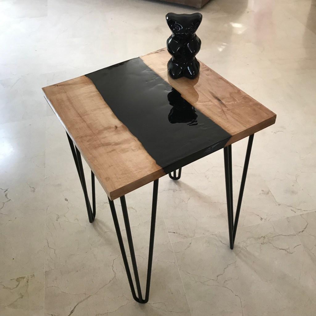 Jean-ka Bout de canapé bois et résine noire