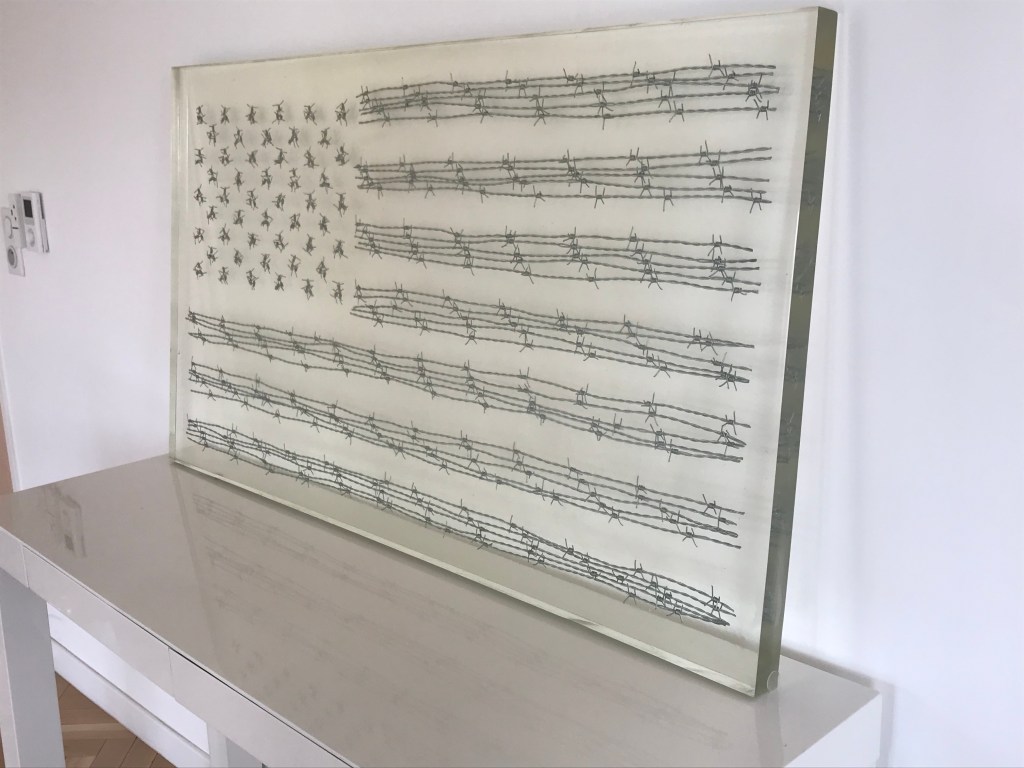 Jean-ka "The stars look very Different Today" Inclusion de fils de fer barbelé formant le drapeau américain ( Stars and stripes ) dans une résine transparente