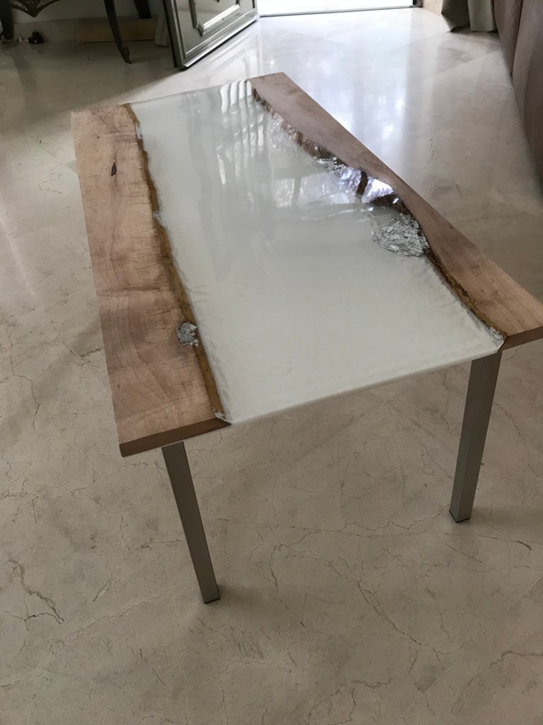 Jean-ka Table basse bois, résine blanche et transparente, feuilles d'argent
