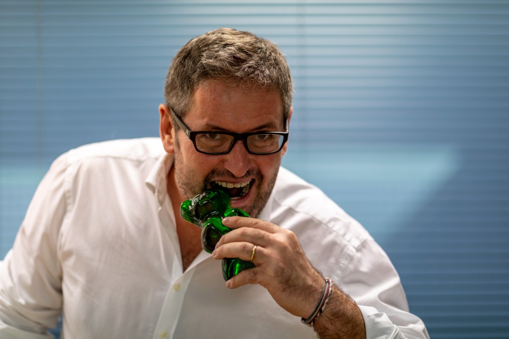 Jean-ka Artiste résine croquant un Beau Harry vert