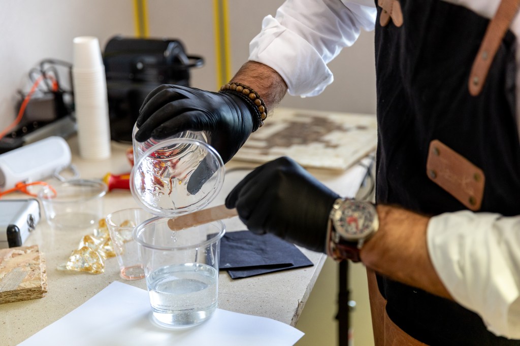 Jean-ka artiste résine coulée de résine 