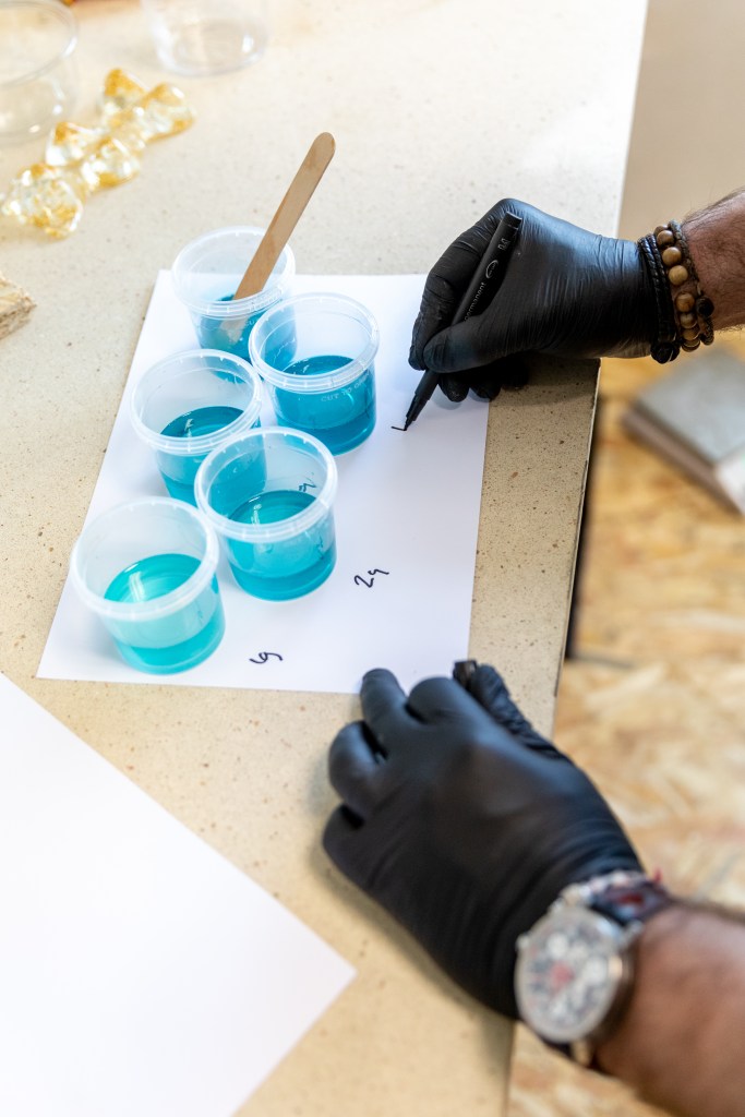 Jean-ka artiste résine essais de variantes de bleu