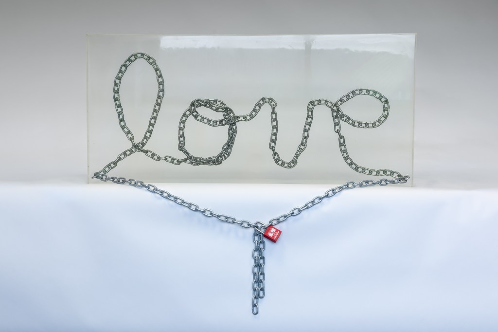 Jean-ka "L'Amour Enchaîné". Chaîne, cadenas et résine transparente