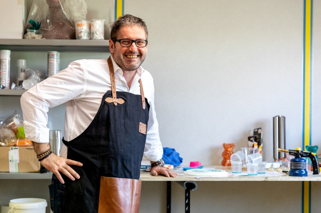 Jean-ka établi et tablier en atelier