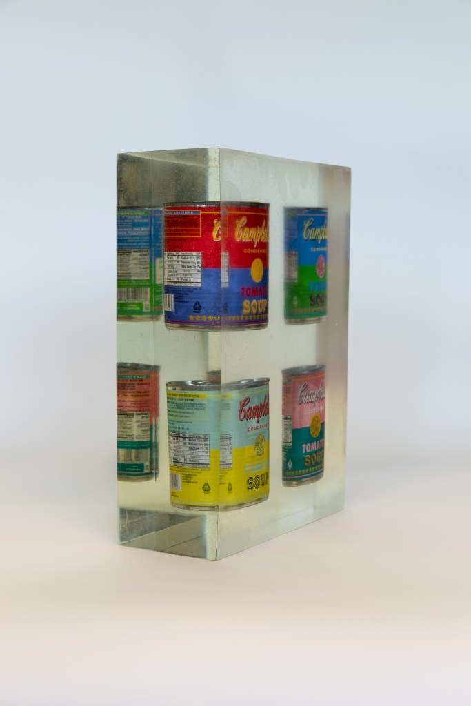 Jean-ka "Hommage à Andy I". Boites de soupe Campbell's signées Andy Warhol incluses dans un bloc de résine transparente