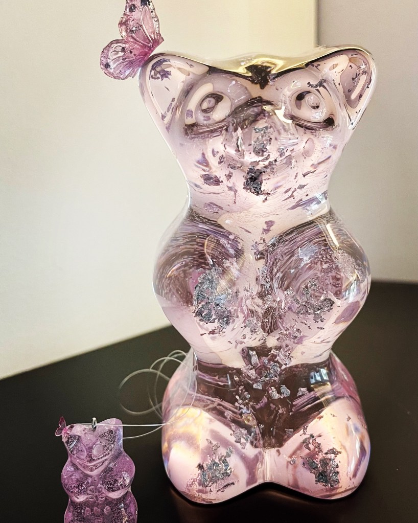 Jean-ka artiste résine BEAU HARRY rose girly et copeaux de feuille d’argent et son petit frère en pendentif